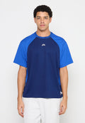Blaues Sportshirt mit einem dunkelblauen Körper und blauen Ärmeln, gefertigt aus einem glatten, leichten Stoff mit einem Logo auf der Brust.