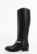 Knöchelhohe schwarze Lederstiefel mit einem eleganten Design, das mit einer goldenen Kettenakzentuierung um den Knöchel versehen ist, und einer runden Zehenform. Flacher Absatz.