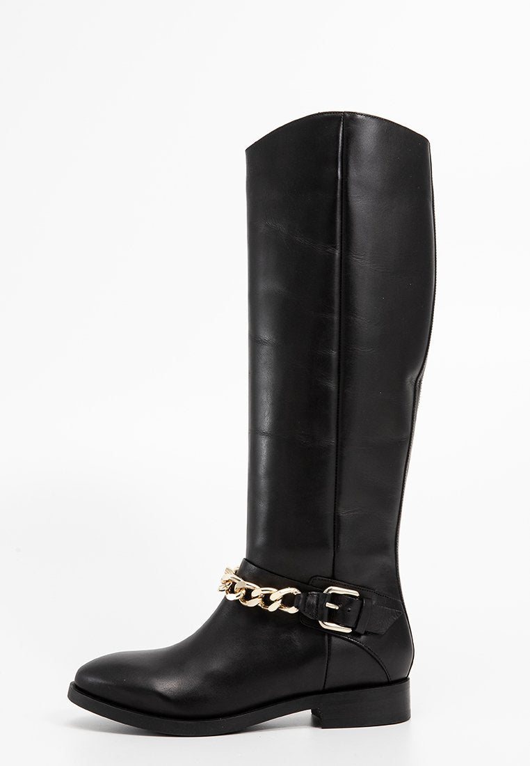 Knöchelhohe schwarze Lederstiefel mit einem eleganten Design, das mit einer goldenen Kettenakzentuierung um den Knöchel versehen ist, und einer runden Zehenform. Flacher Absatz.
