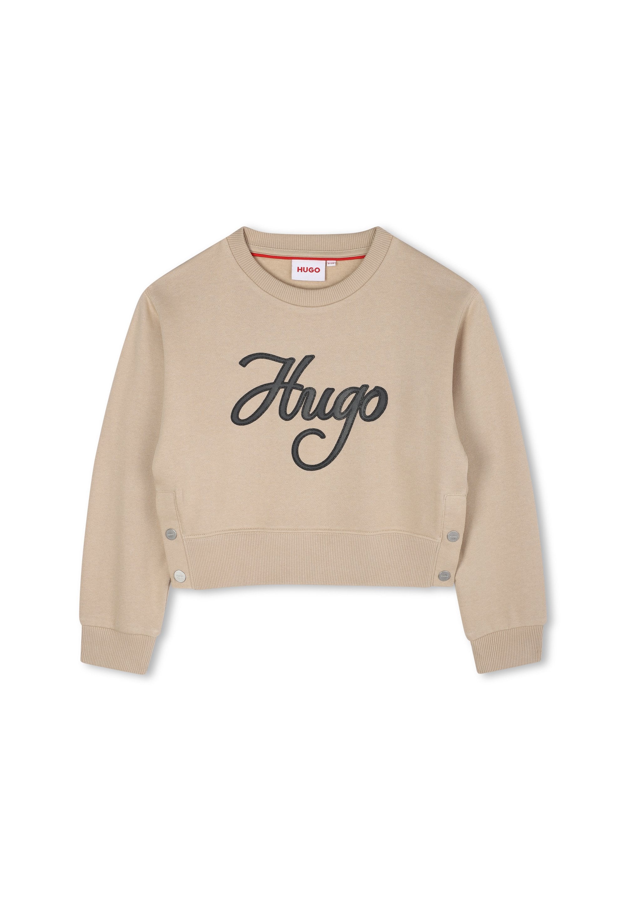 Beige, verkürzter Sweatshirt aus weichem Stoff, mit schwarzem, gesticktem "Hugo"-Logo und silbernen Knopfakzenten an den Seiten.