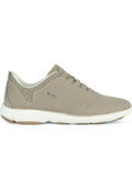 Leichte beige Sportschuhe mit einem Mesh-Obermaterial, elastischen Schnürsenkeln und einer weißen gepolsterten Sohle. Strukturiertes Muster auf dem Obermaterial.