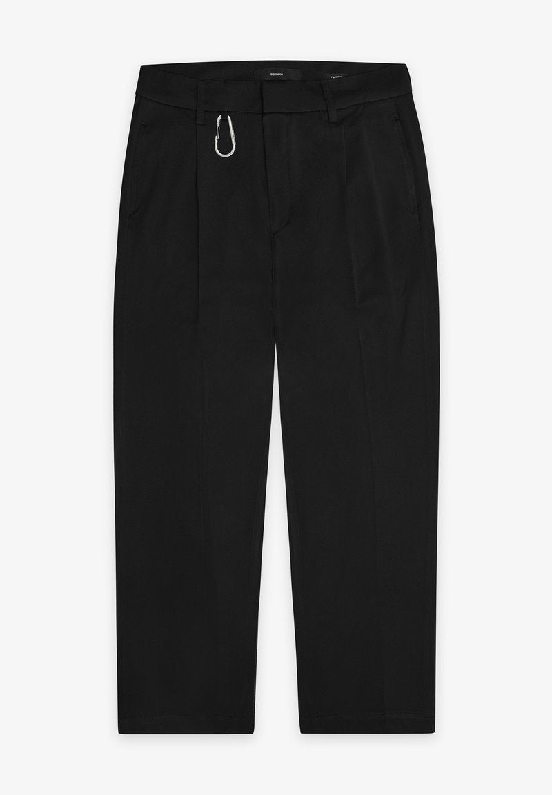 Schwarze Hose mit geradem Bein-Design, ausgestattet mit einem silbernen Karabinerclip und zwei Seitentaschen. Hergestellt aus glattem Stoff.