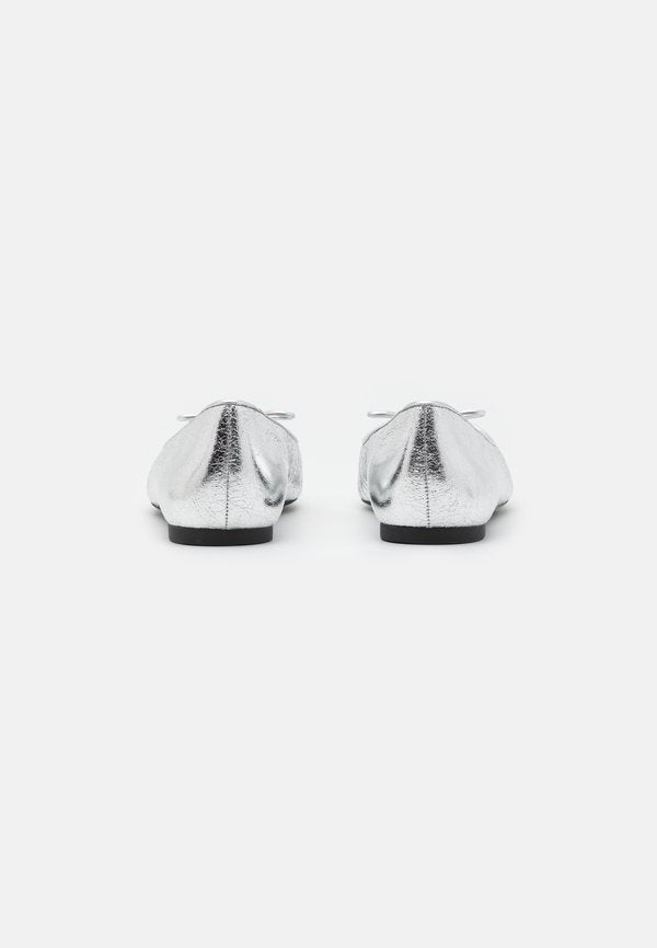 MICHAEL Michael Kors NORI FLAT