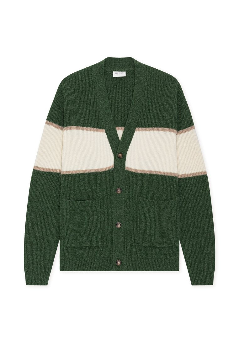 Grüne, gerippte Strickjacke mit V-Ausschnitt, cremefarbenen und beigen horizontalen Streifen, zwei Vordertaschen und fünf Knöpfen an der Vorderseite.