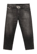 Schwarze Jeans aus Denim mit lockerer Passform, Fünf-Taschen-Design und einer charakteristischen ovalen Gürtelschnalle. Verblasste Textur sorgt für visuelles Interesse.