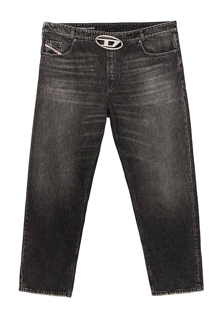 Schwarze Jeans aus Denim mit lockerer Passform, Fünf-Taschen-Design und einer charakteristischen ovalen Gürtelschnalle. Verblasste Textur sorgt für visuelles Interesse.