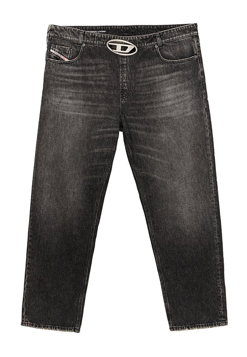 Schwarze Jeans aus Denim mit lockerer Passform, Fünf-Taschen-Design und einer charakteristischen ovalen Gürtelschnalle. Verblasste Textur sorgt für visuelles Interesse.