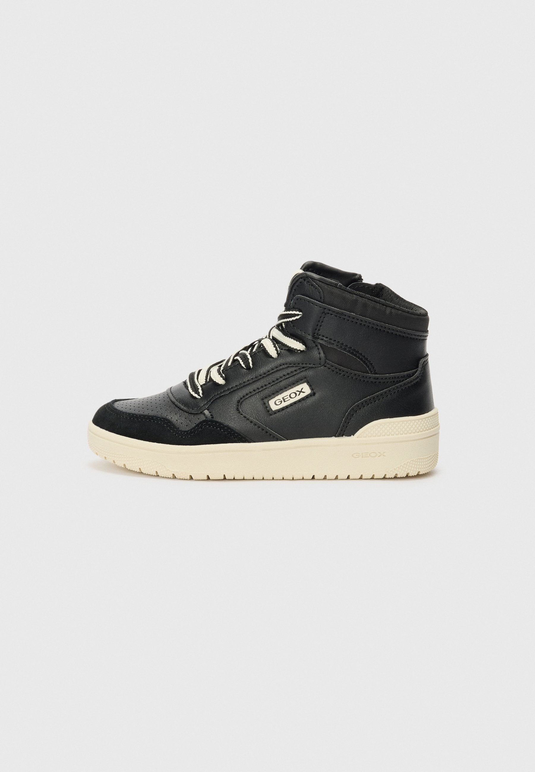 Schwarze High-Top-Sneaker aus Leder und Wildleder, mit weißen Schnürsenkeln und einer beigen Gummisohle. Geox-Logo an der Seite.