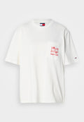 Weißes Baumwoll-T-Shirt mit lockerem Schnitt, mit einem roten Grafikdruck auf der linken Brusttasche und dem Tommy Jeans Logo auf dem Ärmel.