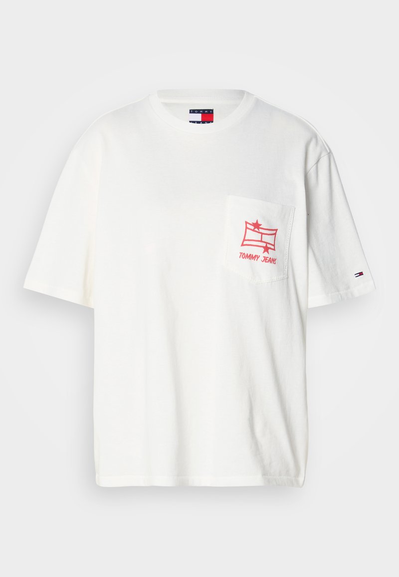 Weißes Baumwoll-T-Shirt mit lockerem Schnitt, mit einem roten Grafikdruck auf der linken Brusttasche und dem Tommy Jeans Logo auf dem Ärmel.