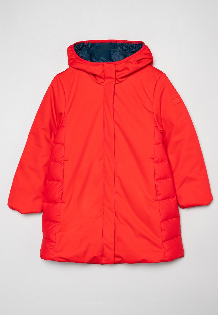 Rotte gepolsterte Jacke mit Kapuze, ausgestattet mit einem blauen Innenfutter und seitlichen Taschen. Die Textur ist glatt mit einem gesteppten Muster an den Seiten.
