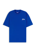 Blaues T-Shirt mit kurzen Ärmeln und Rundhalsausschnitt, mit kleinem weißem "HUGO"-Flaggenlogo auf der linken Brust und "HUGO"-Etikett im Inneren des Kragens.
