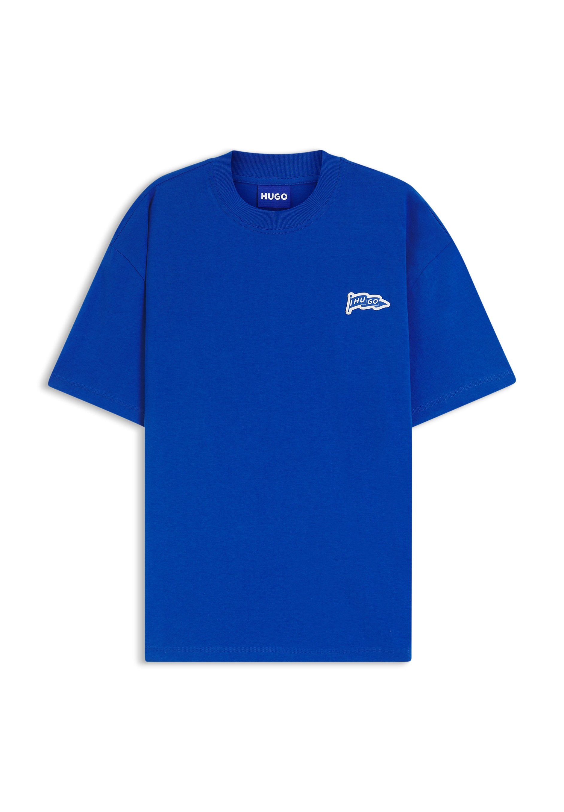 Blaues T-Shirt mit kurzen Ärmeln und Rundhalsausschnitt, mit kleinem weißem "HUGO"-Flaggenlogo auf der linken Brust und "HUGO"-Etikett im Inneren des Kragens.