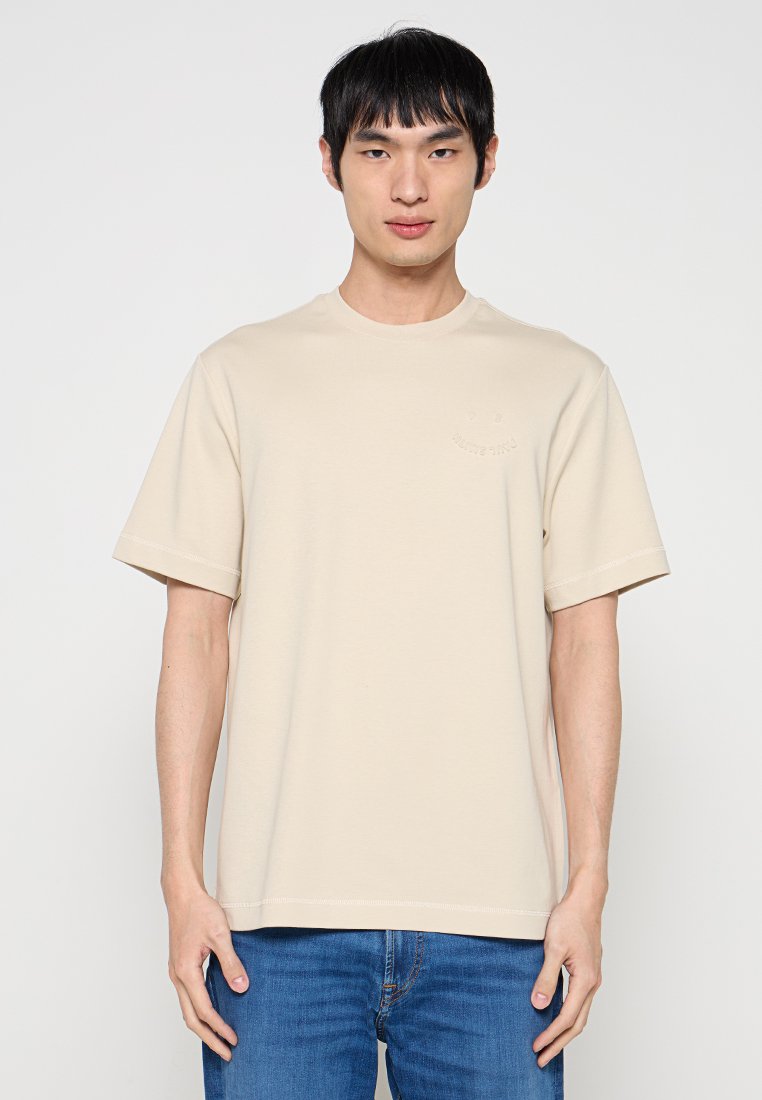 Beiges T-Shirt mit kurzen Ärmeln aus Baumwollmischgewebe. Es verfügt über einen Rundhalsausschnitt, einen geraden Schnitt und ein dezentes, geprägtes Logo auf der Brust.