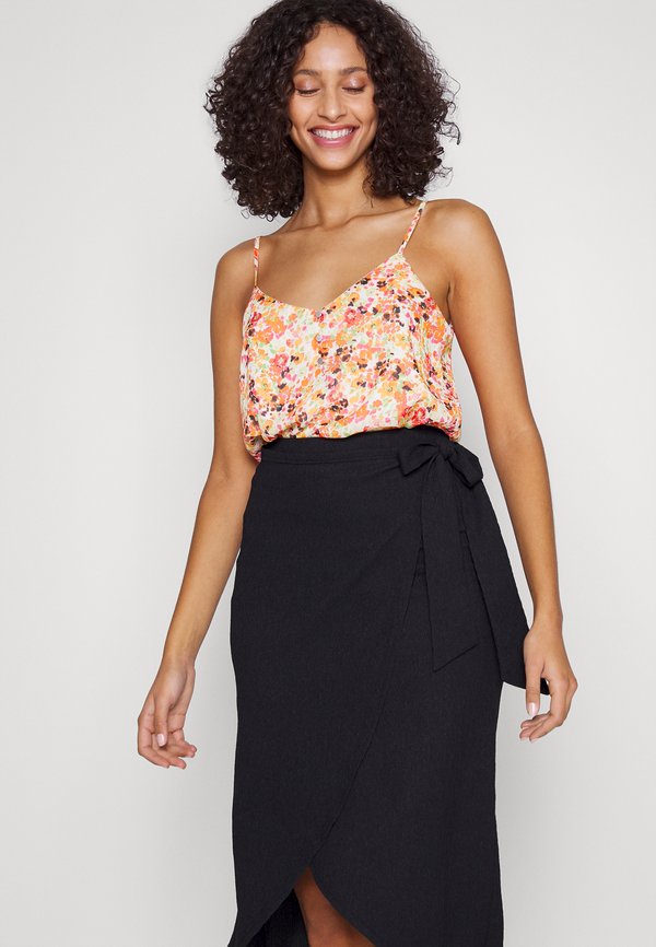 ONLY Tall ONLLUCIE BUTTON SINGLET
