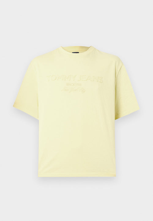 Helles gelbes kurzärmliges Baumwoll-T-Shirt mit erhabenem Text "Tommy Jeans Since 1985 New York City" auf der Brust.