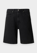 Schwarze Jeansshorts mit Knopfleiste vorne, Reißverschluss, Gürtelschlaufen und Fünf-Taschen-Design, dargestellt auf einem schlichten weißen Hintergrund.