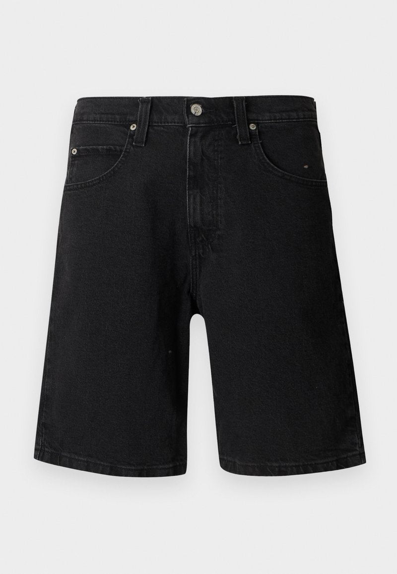 Schwarze Jeansshorts mit Knopfleiste vorne, Reißverschluss, Gürtelschlaufen und Fünf-Taschen-Design, dargestellt auf einem schlichten weißen Hintergrund.