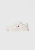 Weißer Sneaker mit einem glatten Oberleder, runder Zehenform und niedrigem Design, ausgestattet mit einem kleinen, mehrfarbigen Logo an der Seite.