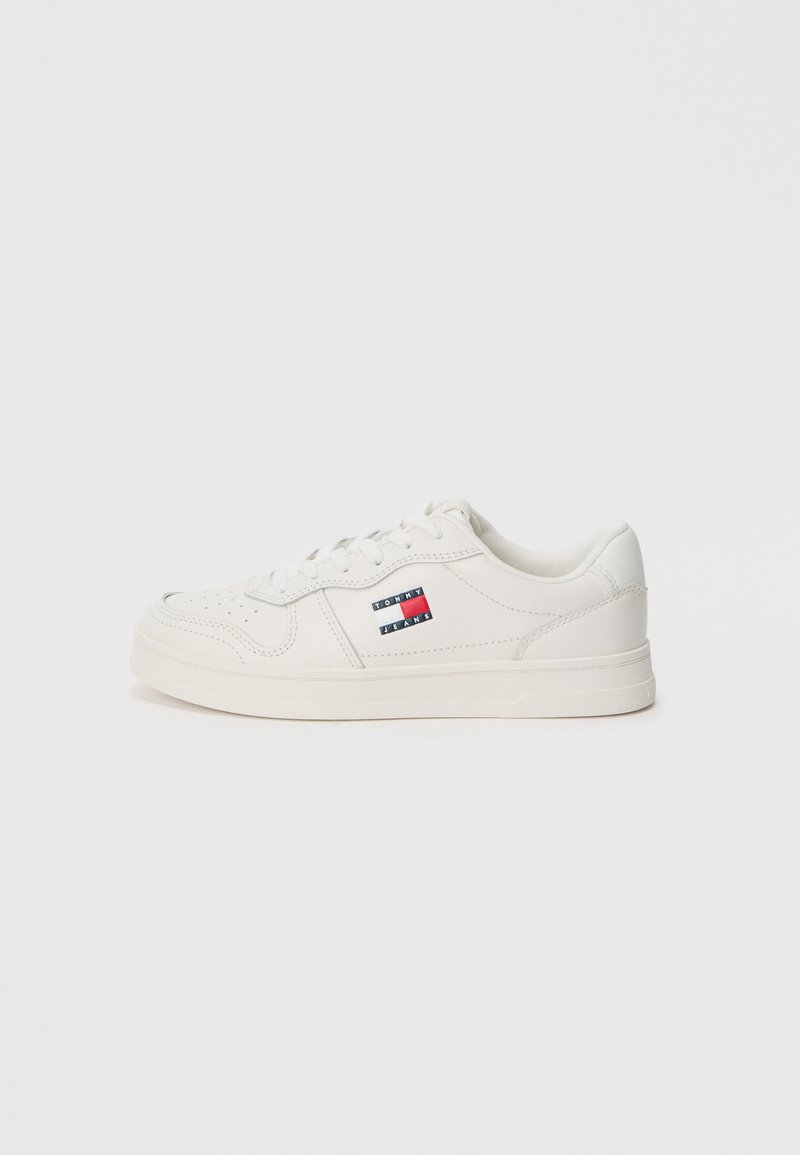 Weißer Sneaker mit einem glatten Oberleder, runder Zehenform und niedrigem Design, ausgestattet mit einem kleinen, mehrfarbigen Logo an der Seite.