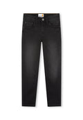 Schwarze Denim-Jeans in Slim-Fit, mit vorderen Taschen und dezenten Steppnähten. Mit einem Knopfverschluss und einem Markenlabel am Bund.
