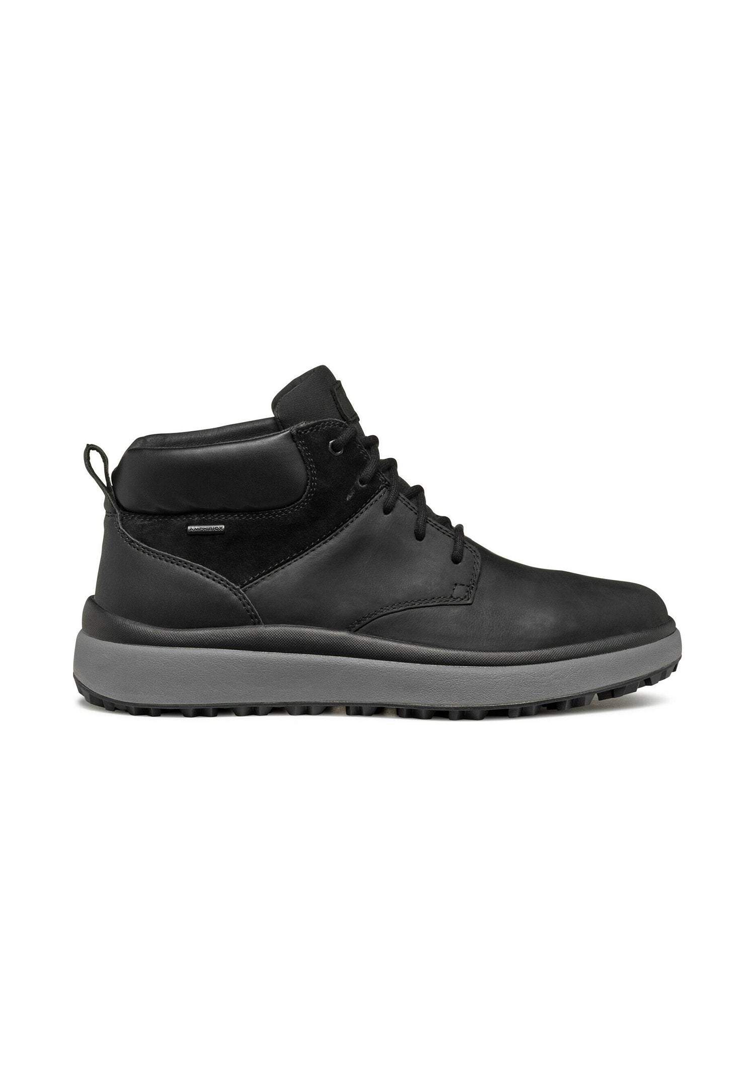 Schwarze halbhohe Stiefel aus Leder und synthetischem Material, mit einem strukturierten Paneel, grauer Mittelsohle, runden Schnürsenkeln und einer Zuglasche an der Ferse.