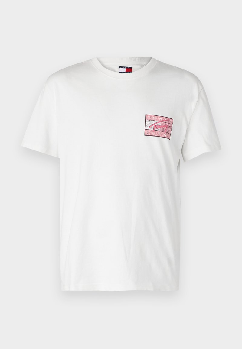 Weißes Baumwoll-T-Shirt mit kurzen Ärmeln, das ein rotes Grafiklogo im Bereich der linken Brusttasche zeigt. Klassisches Rundhalsdesign.