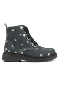 Graue Wildleder-Ankle-Boots mit silbernem Sternenmuster, schwarzen Schnürsenkeln und kontrastierenden roten Nähten auf einer robusten Sohle.