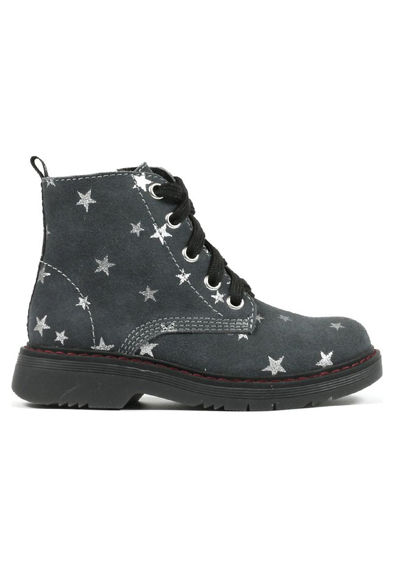 Graue Wildleder-Ankle-Boots mit silbernem Sternenmuster, schwarzen Schnürsenkeln und kontrastierenden roten Nähten auf einer robusten Sohle.
