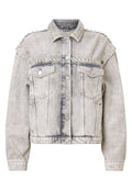 Hellgraue Jeansjacke mit silbernen Akzenten, ausgestattet mit Nieten-Schultern, einem Kragen, Knopfverschlüssen und zwei Fronttaschen.