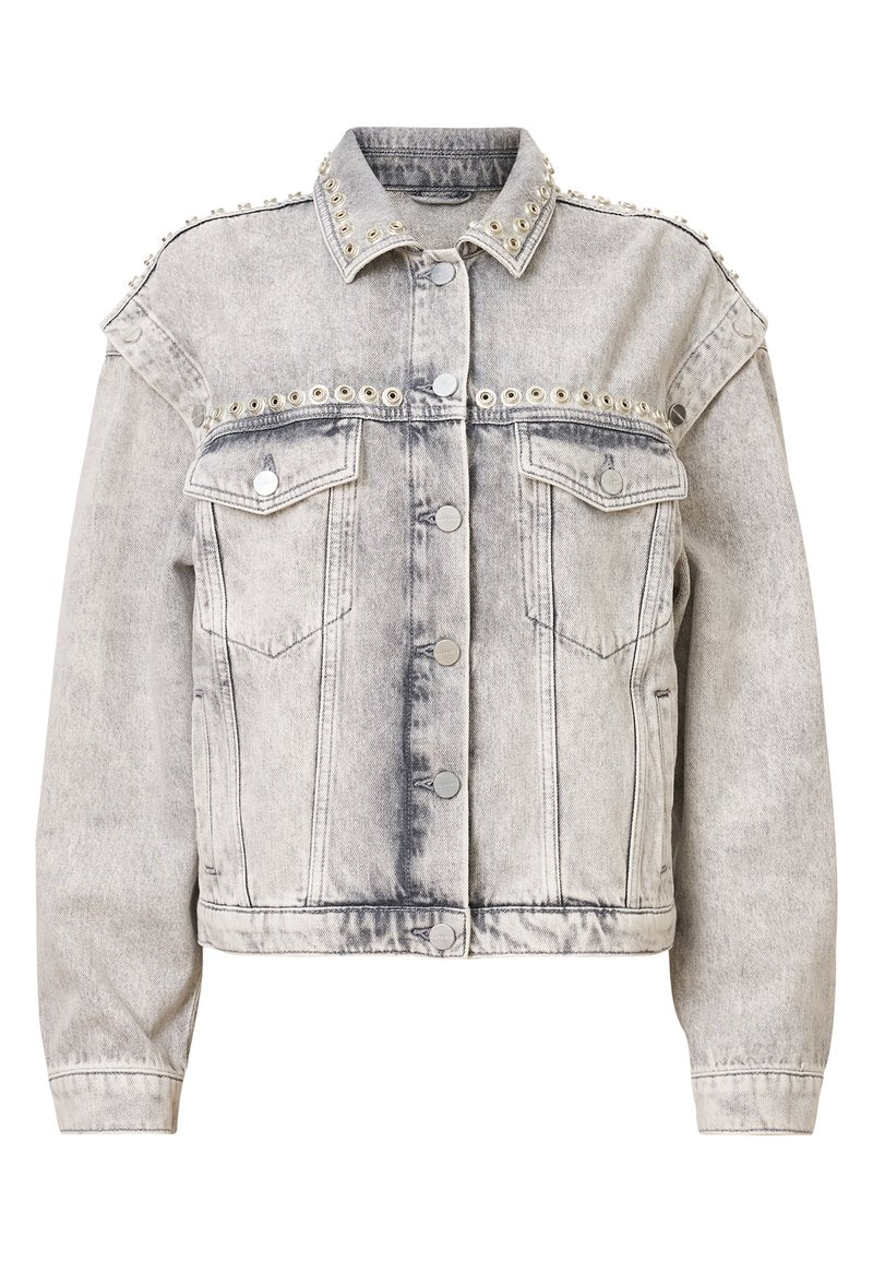 Hellgraue Jeansjacke mit silbernen Akzenten, ausgestattet mit Nieten-Schultern, einem Kragen, Knopfverschlüssen und zwei Fronttaschen.