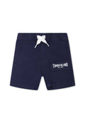 Dunkelblaue Shorts aus strapazierfähigem Stoff, mit einem weißen Kordelzugbund, Seitentasche und weißem "Timberland"-Logodetail.