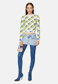 Bunt gemusterte langärmelige transparente Bluse mit einem diagonalen Karomuster in Grün, Blau und Weiß. Denim-Minirock, blaue Skinny-Jeans und spitze Absätze.