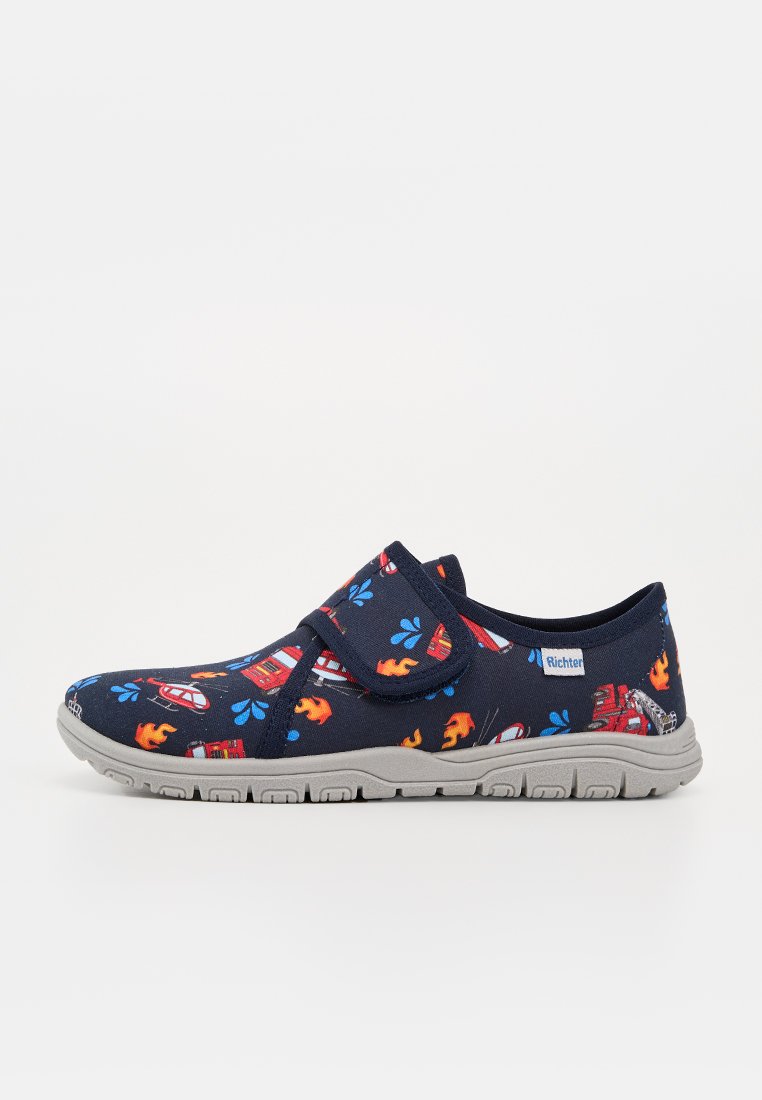 Kinderschuh in Marineblau mit Feuerwehr- und Flammenmotiven, grauer Sohle und verstellbarem Klettverschluss vor weißem Hintergrund.