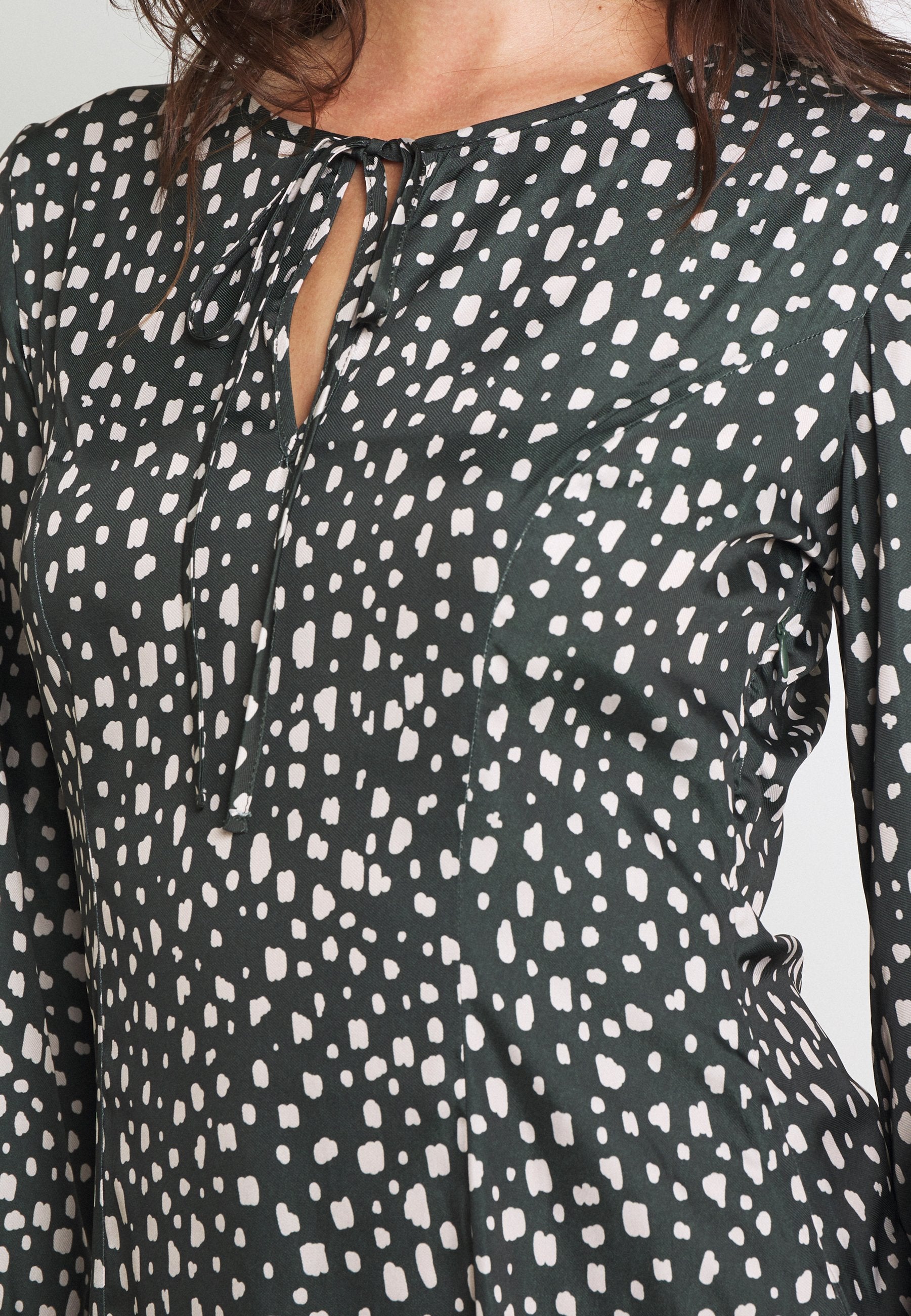 NU-IN KEY HOLE FLOWY DRESS