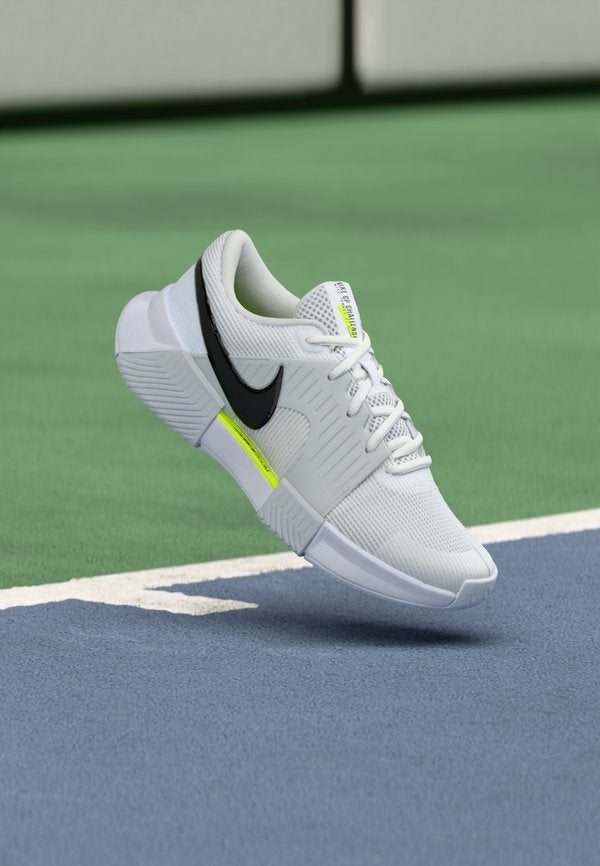 Nike Performance ZOOM GP CHALLENGE 1.5 - Multicourt tennis shoes - white/black/pure platinum-coloured/volt