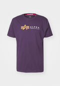 Lila Baumwoll-T-Shirt mit einem gelben "A"-Logo und dem Text "ALPHA INDUSTRIES" in Weiß. Mit kurzen Ärmeln und rundem Halsausschnitt.