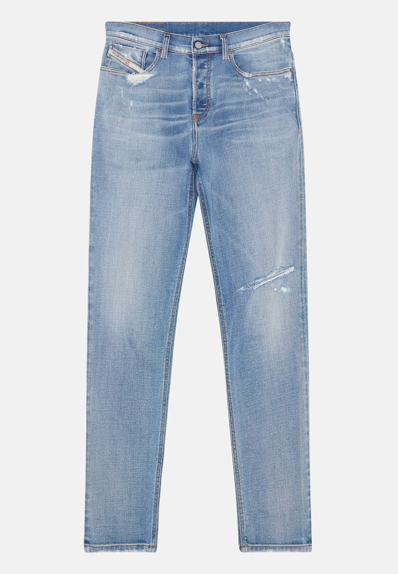 Helle blaue Denim-Jeans mit slim Fit, die einen abgenutzten Look mit ausgebleichten Bereichen und kleinen Rissen an der Front aufweisen, klassische Fünf-Taschen-Design.