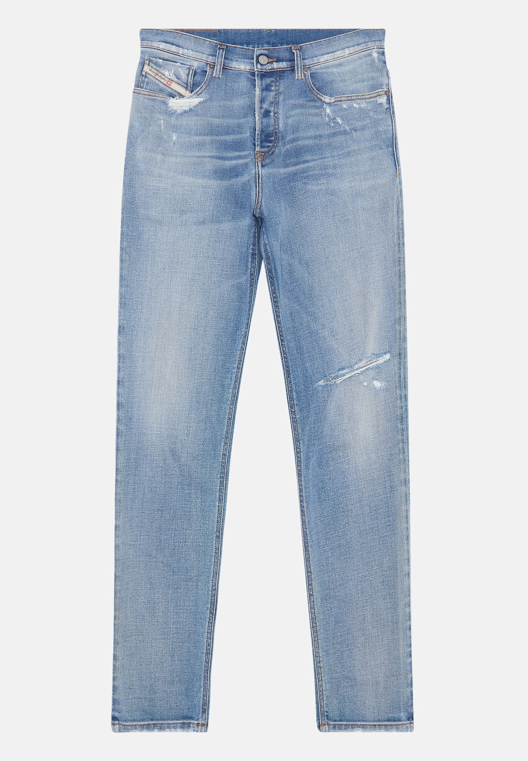 Helle blaue Denim-Jeans mit slim Fit, die einen abgenutzten Look mit ausgebleichten Bereichen und kleinen Rissen an der Front aufweisen, klassische Fünf-Taschen-Design.