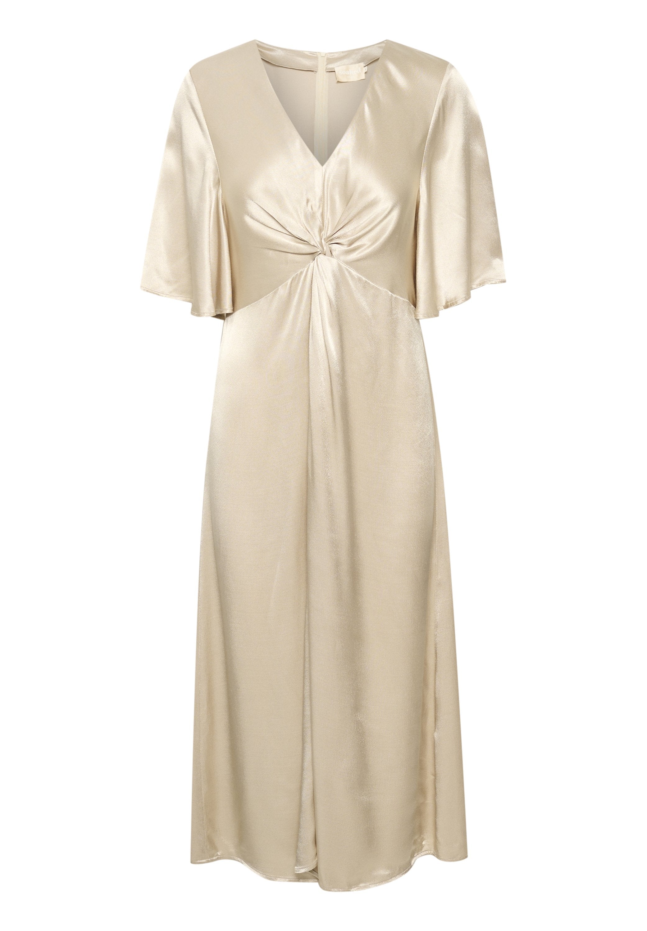 Satin-beige Kleid mit V-Ausschnitt, kurzen, flatternden Ärmeln und einer Drehdetail an der Vorderseite. Fließende Silhouette, die bis zur Mitte der Waden reicht.