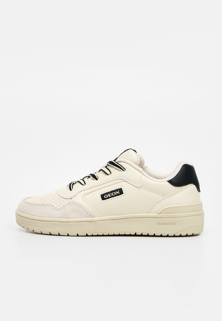Beiger Low-Top-Sneaker mit schwarzen Akzenten, perforierter Zehenkappe, schwarz-weißen Schnürsenkeln und Geox-Logo an der Seite und Sohle.