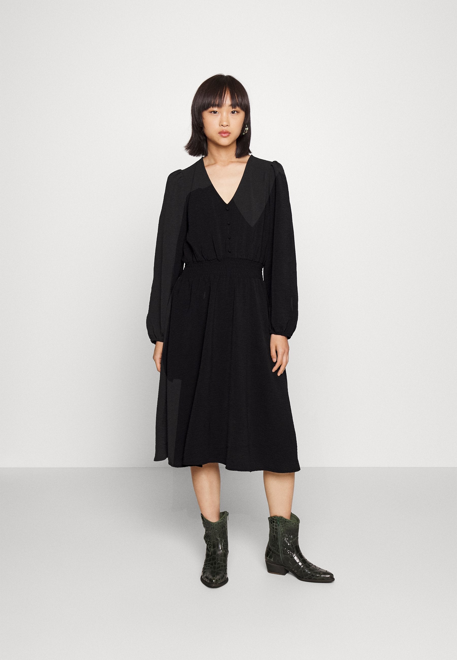 ONLMETTE NECKSMOCK DRESS Media 3