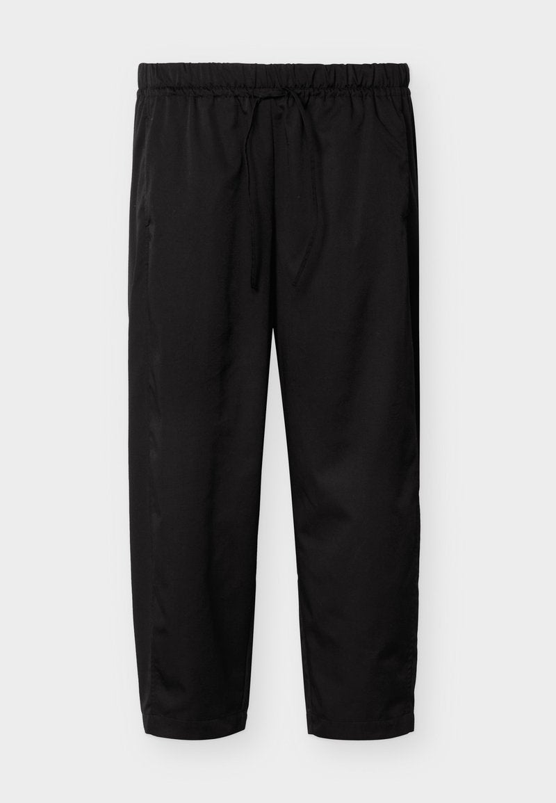 Schwarze Freizeithose mit elastischem Bund und verstellbarem Kordelzug, geraden Beinen und Seitentaschen, vor einem einfarbigen Hintergrund.