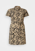 Beiges Hemdkleid mit einem schwarzen Tigermuster, kurzen Ärmeln, durchgehender Knopfleiste und einem passenden Stoffgürtel. Glatte Textur.