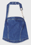 Denim-Umhängetasche in tiefblauer Farbe, rechteckige Form, verstellbarer Tragegurt, silberne Beschläge und ein Reißverschluss mit einer Kettenakzentuierung.