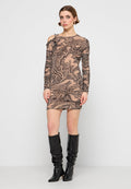 Langärmliges, figurbetontes Kleid mit einem sandfarbenen Grund und schwarzen abstrakten Linienmustern. Es hat einen Schulter-Ausschnitt und eine strukturierte Stoffoberfläche.