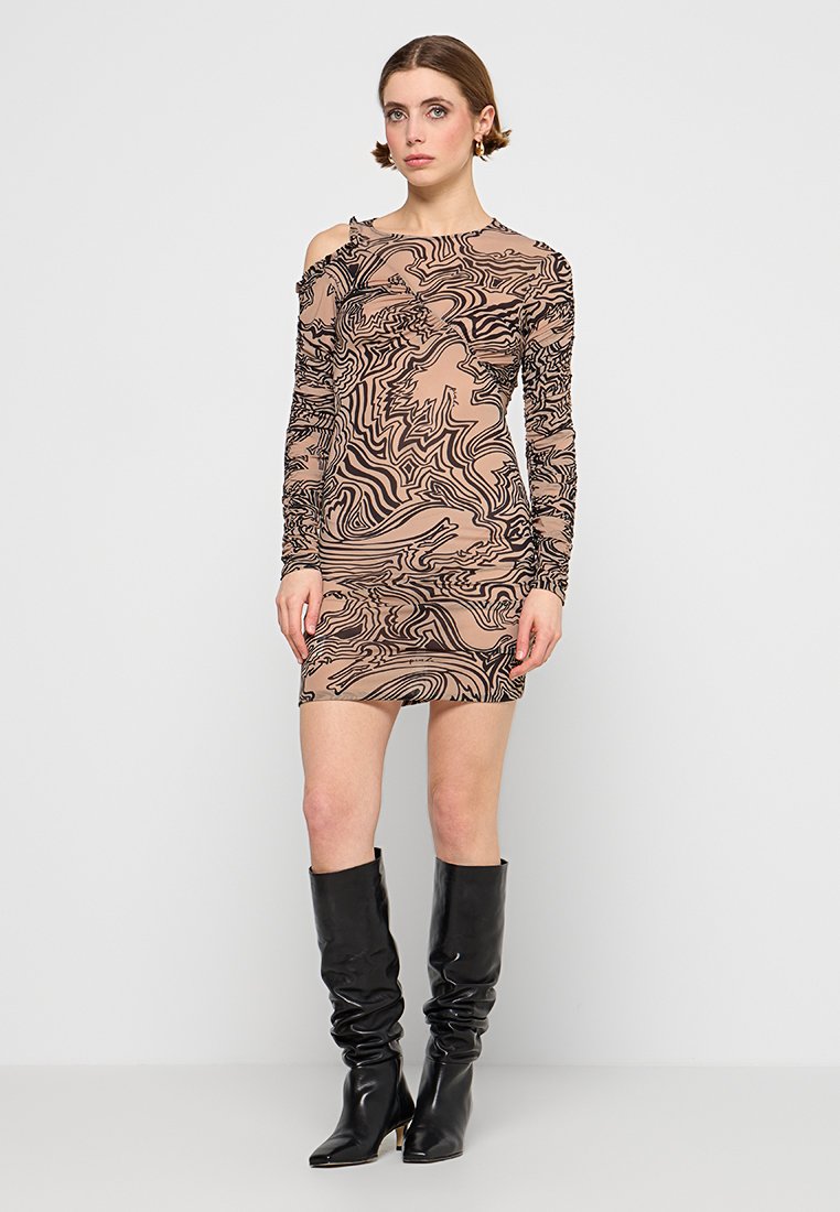 Langärmliges, figurbetontes Kleid mit einem sandfarbenen Grund und schwarzen abstrakten Linienmustern. Es hat einen Schulter-Ausschnitt und eine strukturierte Stoffoberfläche.