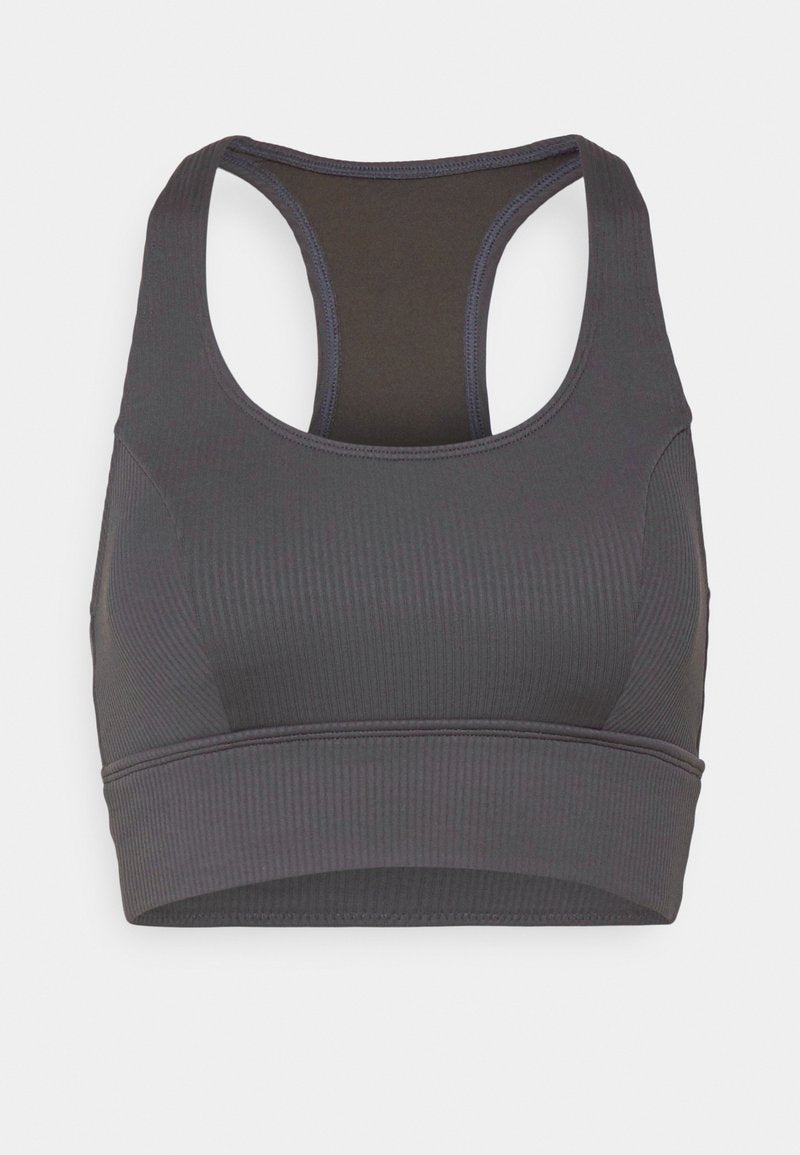 Dunkelgrauer Sport-BH mit gerippter Textur, breiten Trägern und Racerback-Design. Verfügt über ein nahtloses Unterband und eine glatte Innenauskleidung.