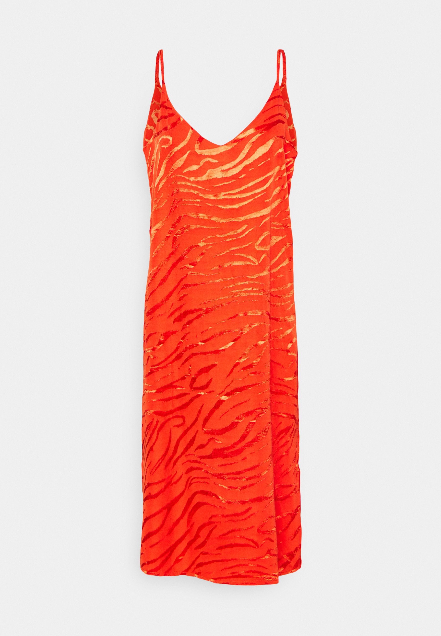 Rotes Slip-Kleid mit V-Ausschnitt und dünnen Trägern, das ein strukturiertes Zebra-Streifen-Muster im gesamten Stoff aufweist. Glatte Oberfläche.