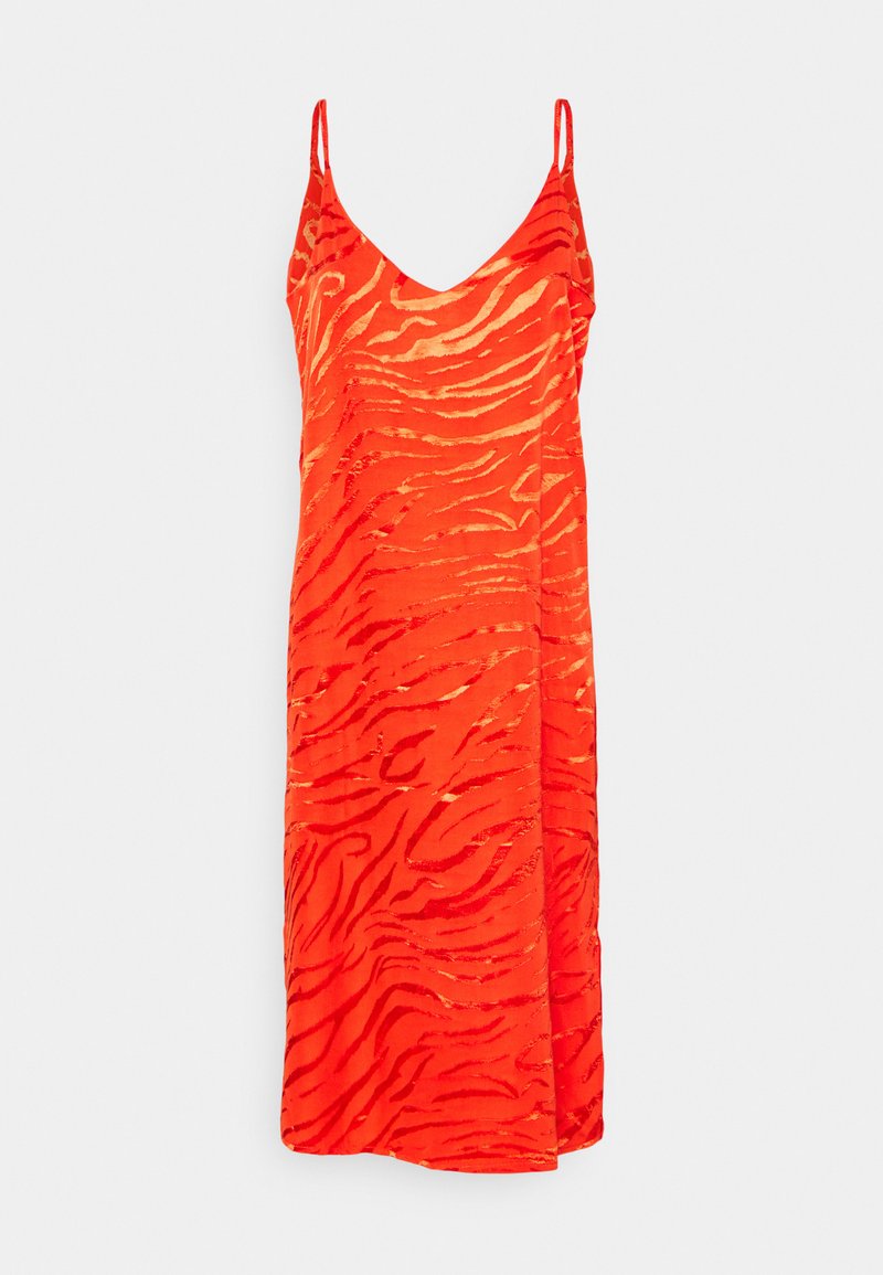 Rotes Slip-Kleid mit V-Ausschnitt und dünnen Trägern, das ein strukturiertes Zebra-Streifen-Muster im gesamten Stoff aufweist. Glatte Oberfläche.